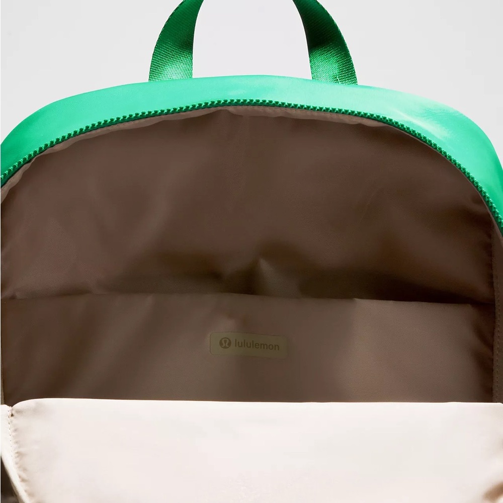Lululemon Everywhere Backpack 22L- Raceway Green/Sheer Oak - Picture 4 of 5